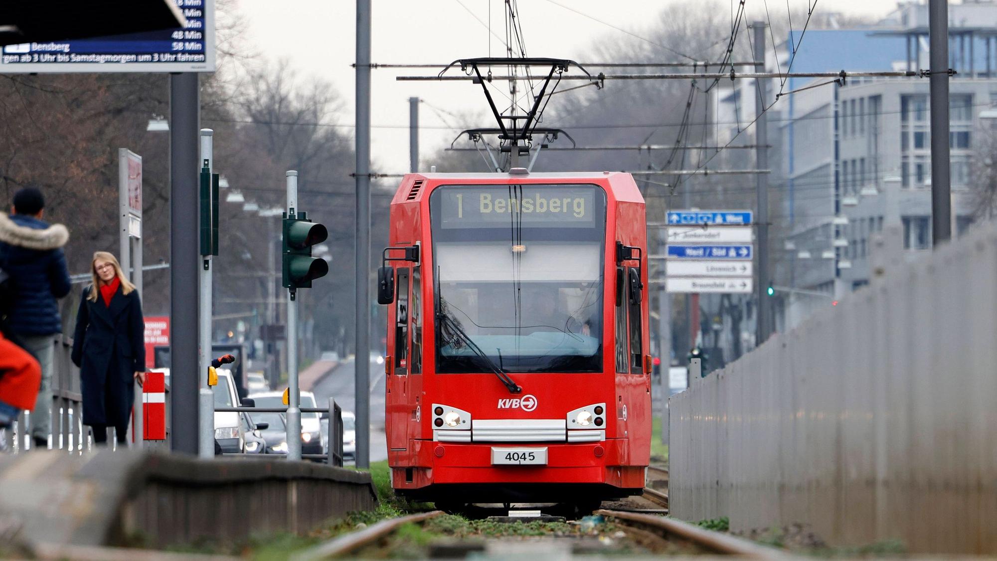 Verdi wird am Freitag Straßenbahnen und Busse in NRW und fast bundesweit lahmlegen. Fahrgäste von Unternehmen wie Rheinbahn, KVB oder der NEW werden von dem Streik betroffen sein. Im Bild eine KVB-Bahn der Linie 1 auf der Aachener Straße in Köln unterwegs zur Endstation Bensberg. Themenbild, Symbolbild Köln, 30.01.2024 NRW Deutschland *** Verdi will paralyze streetcars and buses in NRW and almost nationwide on Friday Passengers of companies such as Rheinbahn, KVB or NEW will be affected by the strike In the picture a KVB train of line 1 on Aachener Straße in Cologne on the way to the terminus Bensberg Theme picture, symbolic picture Cologne, 30 01 2024 NRW Germany Copyright: xChristophxHardtx