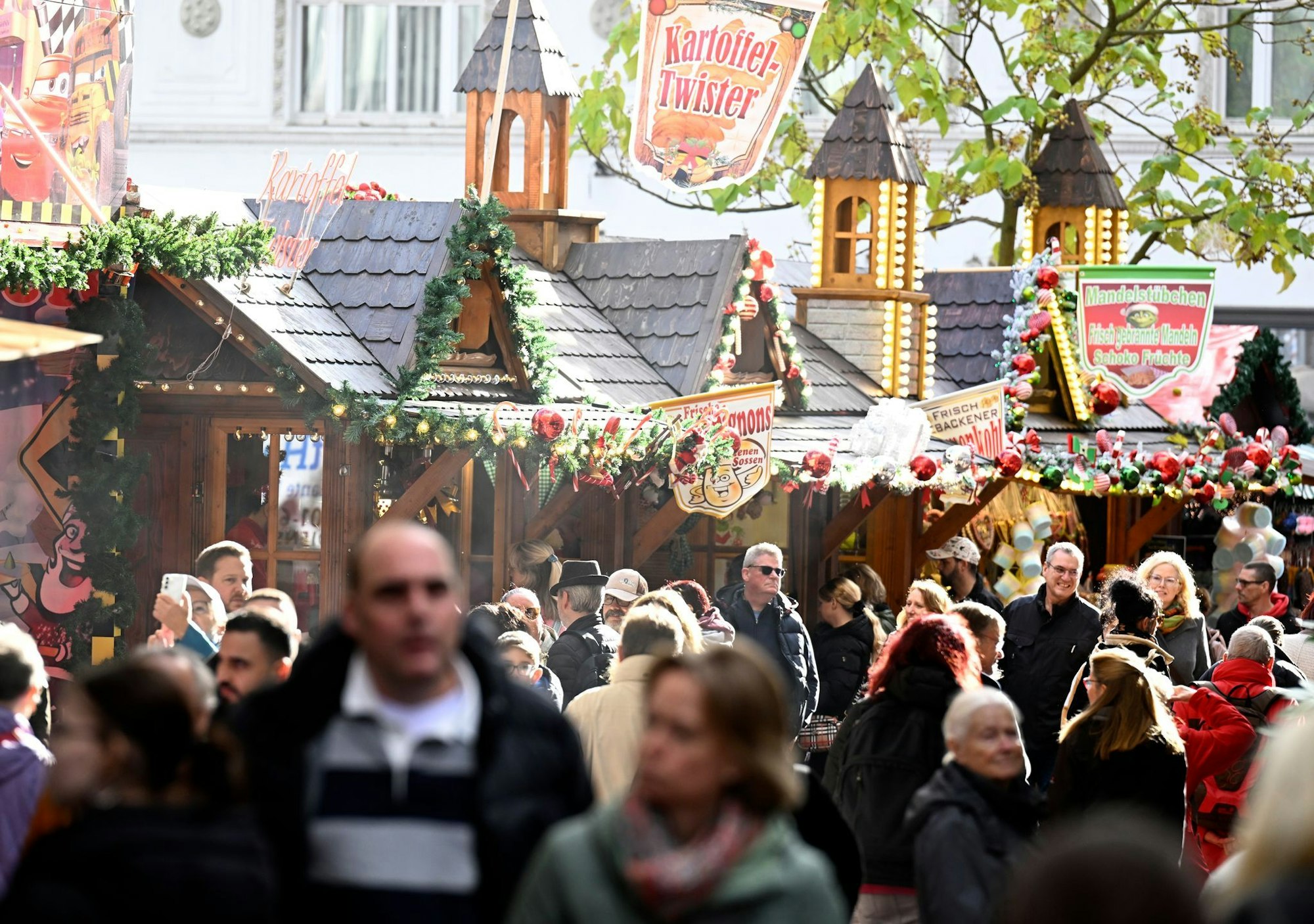 Am Wetter sollte der Weihnachtsmarkt-Bummel am Wochenende in Nordrhein-Westfalen nicht scheitern. (Archivbild)
