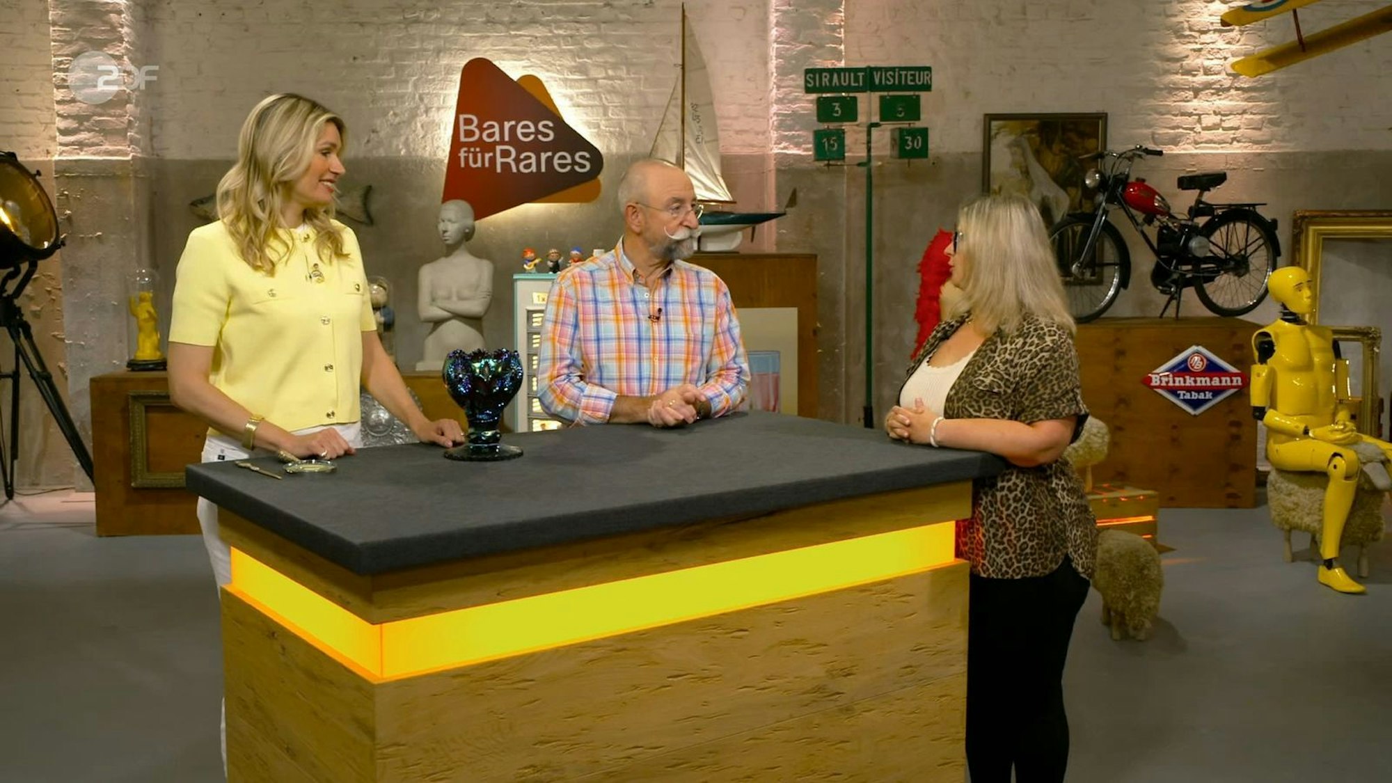 Kandidatin Andrea präsentierte Expertin Dr. Bianca Berding und Moderator Horst Lichter einen besonderen Pokal. (Bild: ZDF)