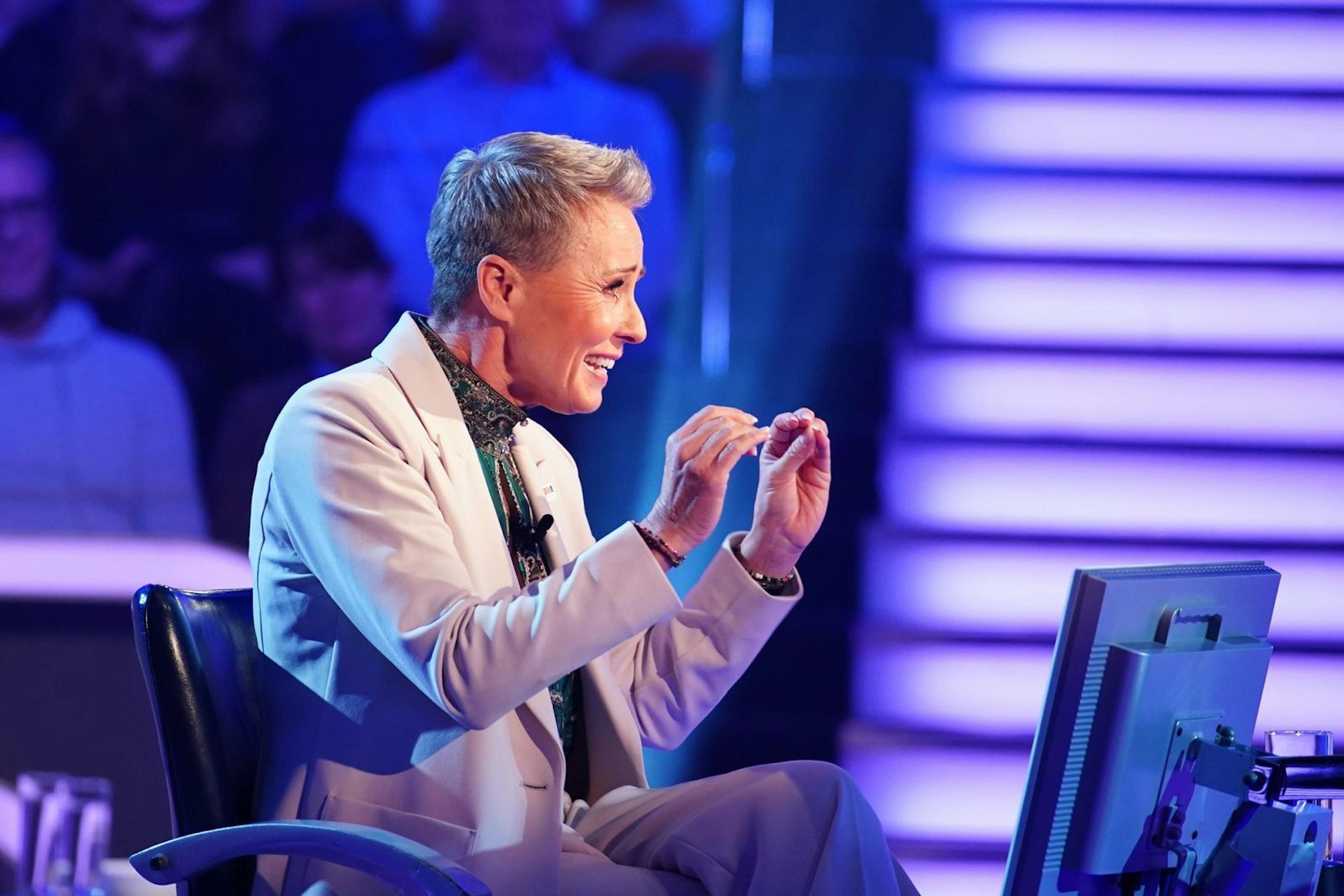 „Ich bin schlauer als Sie“, provozierte Sonja Zietlow den Moderator. Das war erklärungsbedürftig. (Bild: RTL / Stefan Gregorowius)