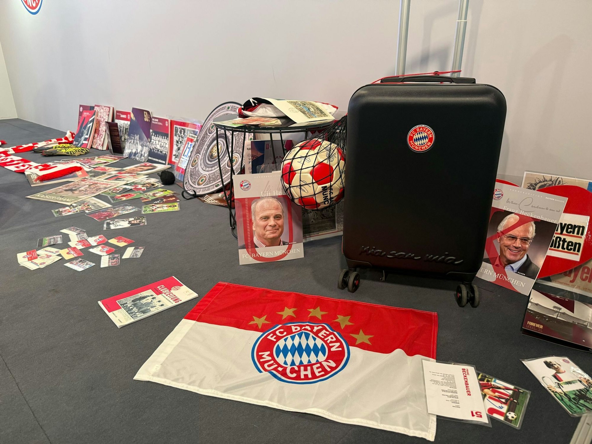Mit einem Erinnerungskoffer will der FC Bayern Menschen mit Demenz und Alzheimer helfen.