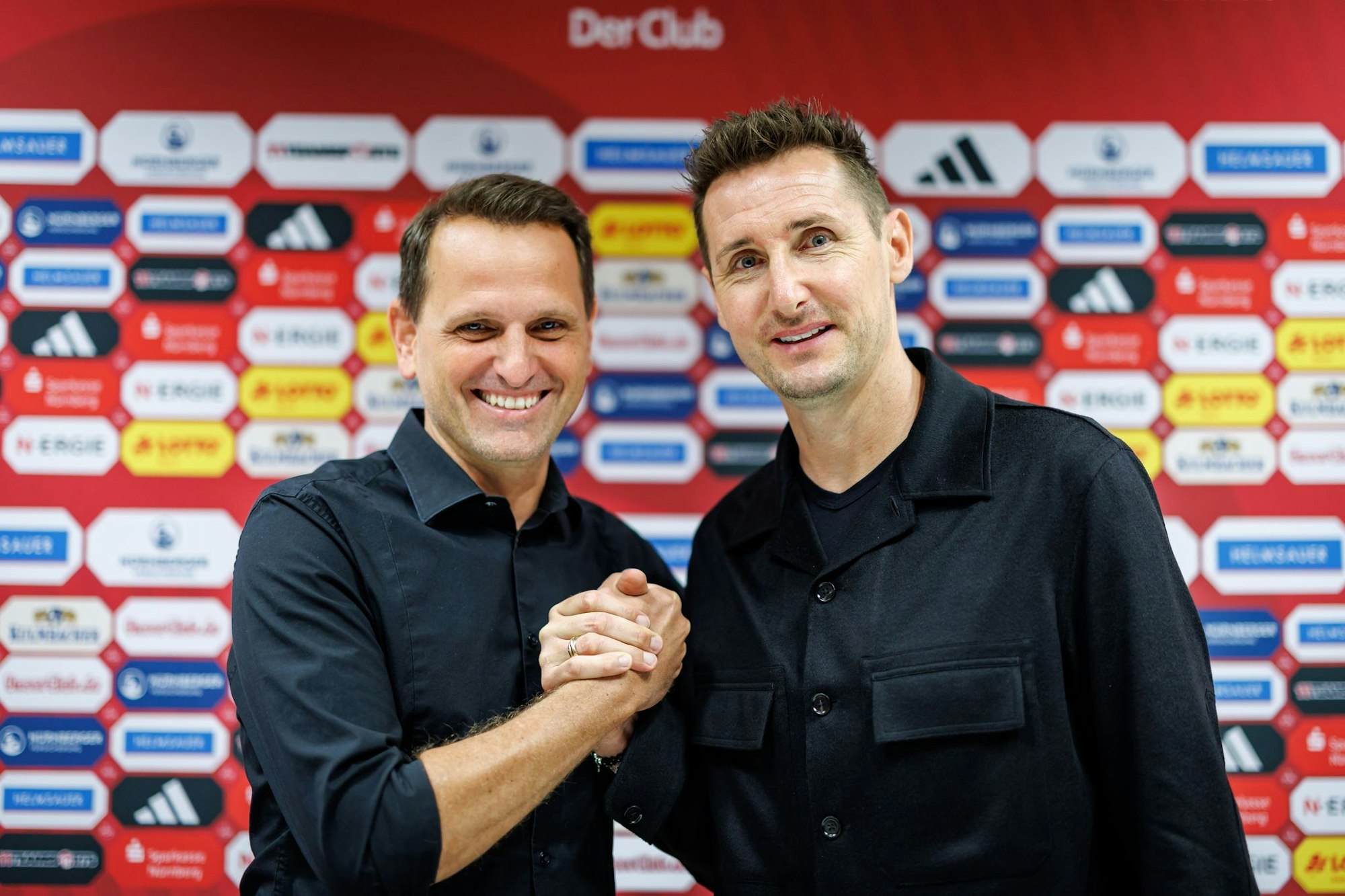 Sportvorstand Joti Chatzialexiou (l) und Trainer Miroslav Klose (r) schätzen sich.