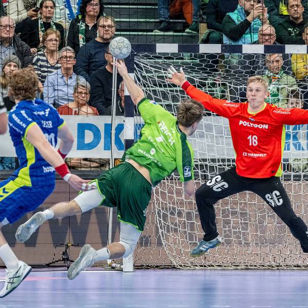 VfL-Torhüter Bertram Obling stellt sich dem Wetzlarer Angreifer Niklas Theiß entgegen.
