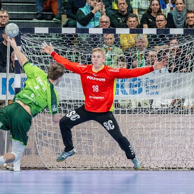 VfL-Torhüter Bertram Obling stellt sich dem Wetzlarer Angreifer Niklas Theiß entgegen.