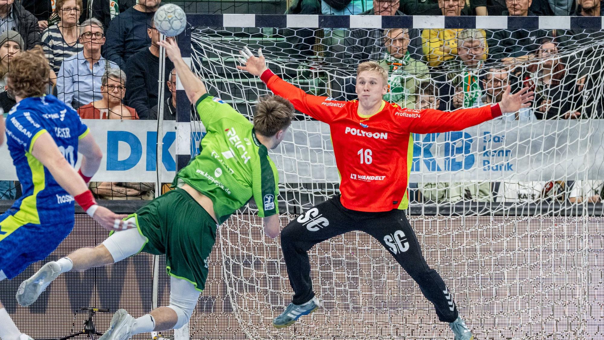 VfL-Torhüter Bertram Obling stellt sich dem Wetzlarer Angreifer Niklas Theiß entgegen.