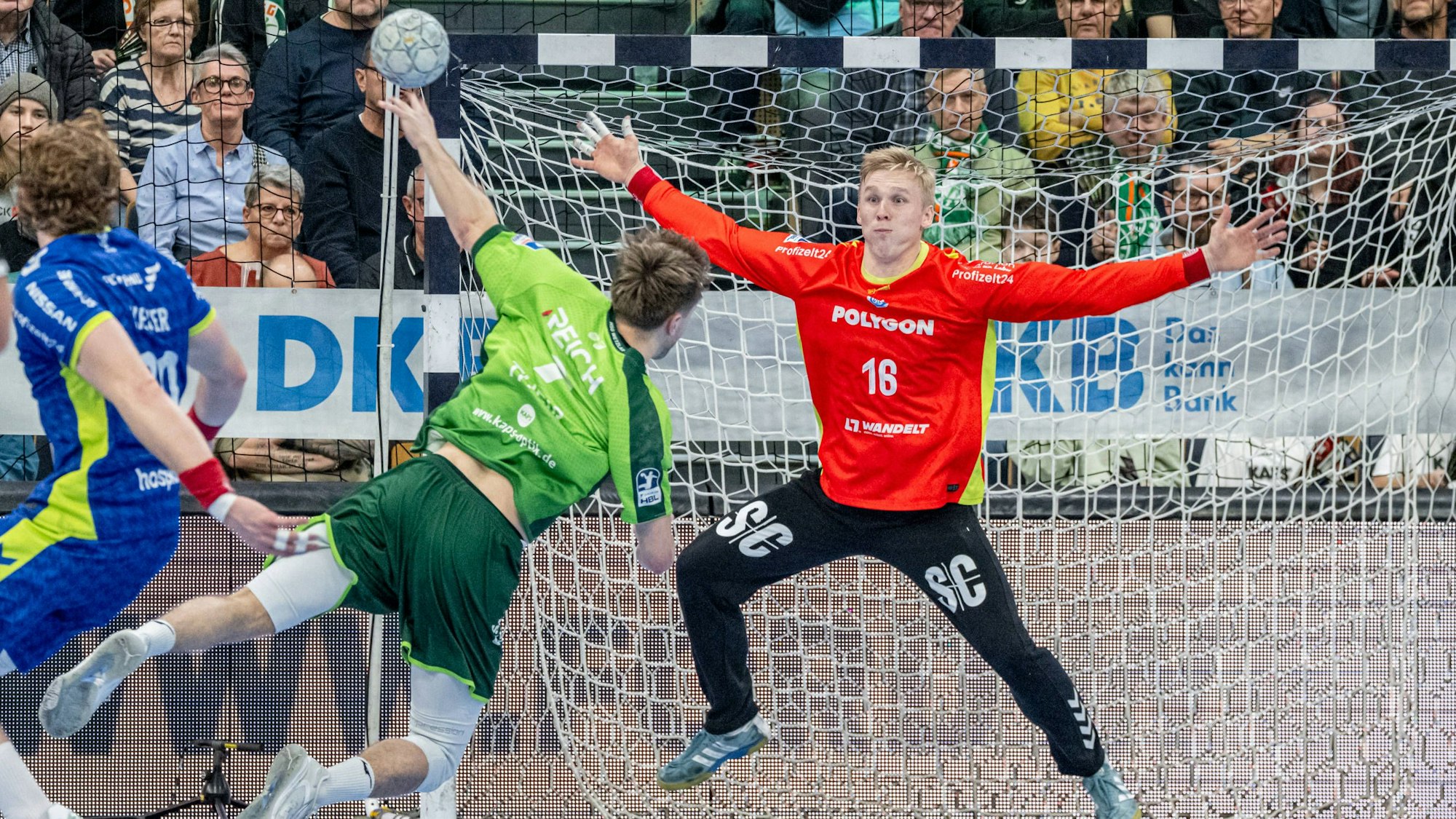 VfL-Torhüter Bertram Obling stellt sich dem Wetzlarer Angreifer Niklas Theiß entgegen.