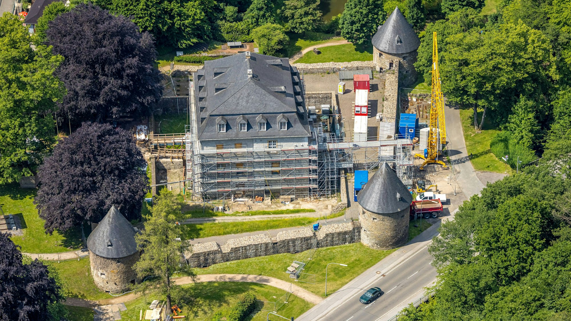 Ein Luftbild zeigt das Schloss Hardenberg mit den Rundtürmen, in diesem Jahr wurde das Gebäude renoviert.