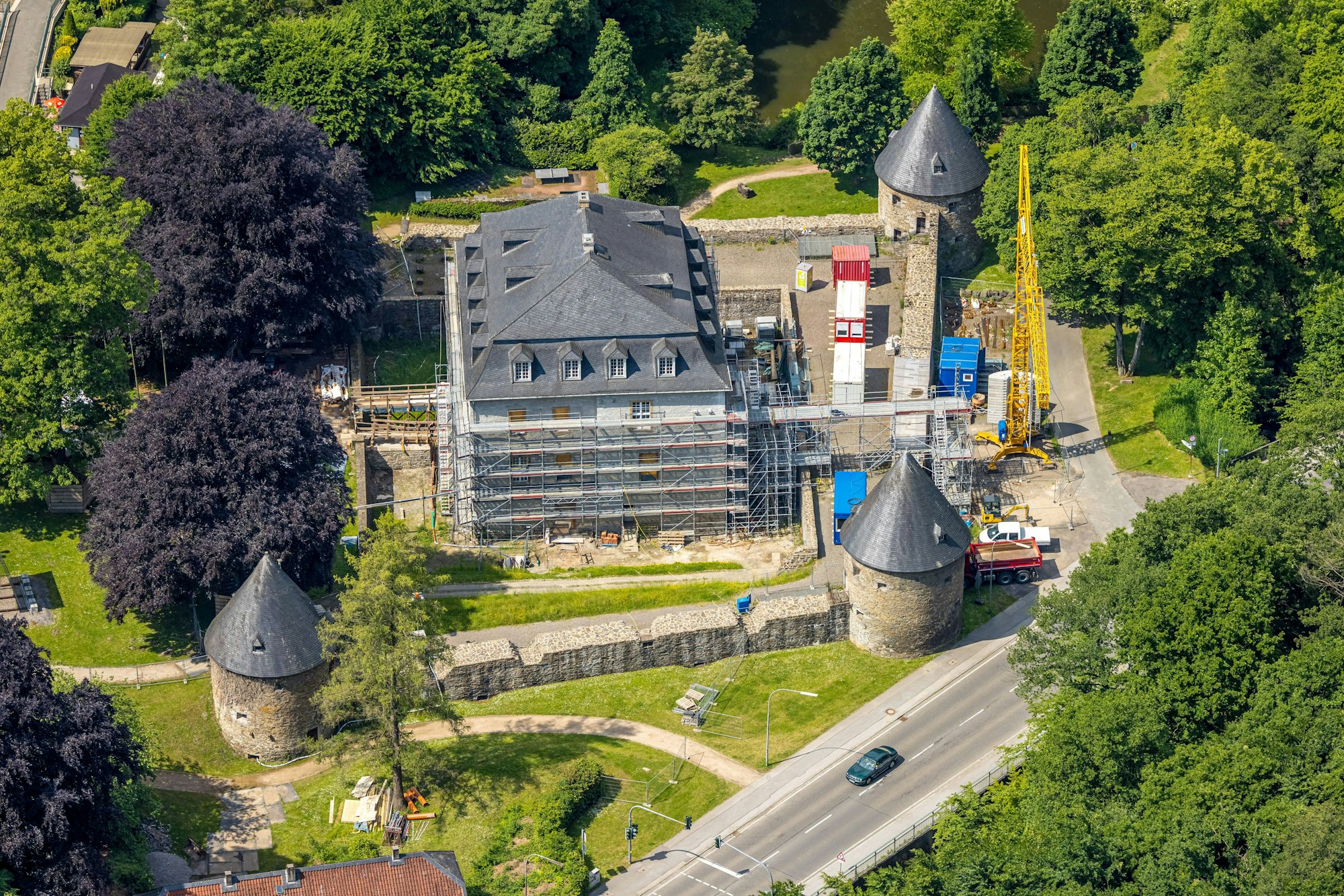 Ein Luftbild zeigt das Schloss Hardenberg mit den Rundtürmen, in diesem Jahr wurde das Gebäude renoviert. (Archivbild)