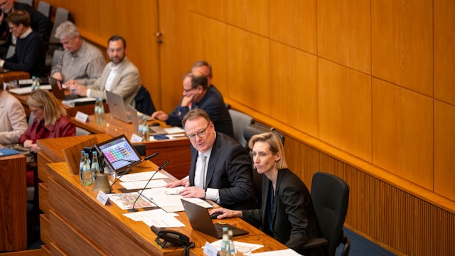 Oberbürgermeisten Torsten Burmester (SPD) leitet die Sitzung des Stadtrates.