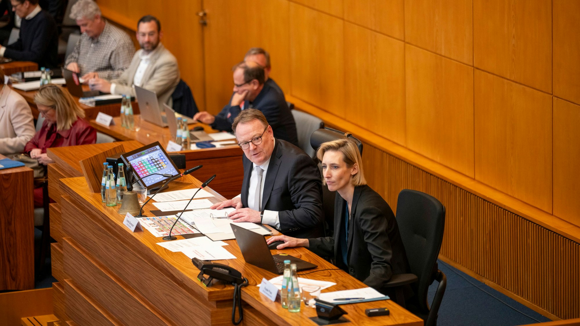 Oberbürgermeisten Torsten Burmester (SPD) leitet die Sitzung des Stadtrates.