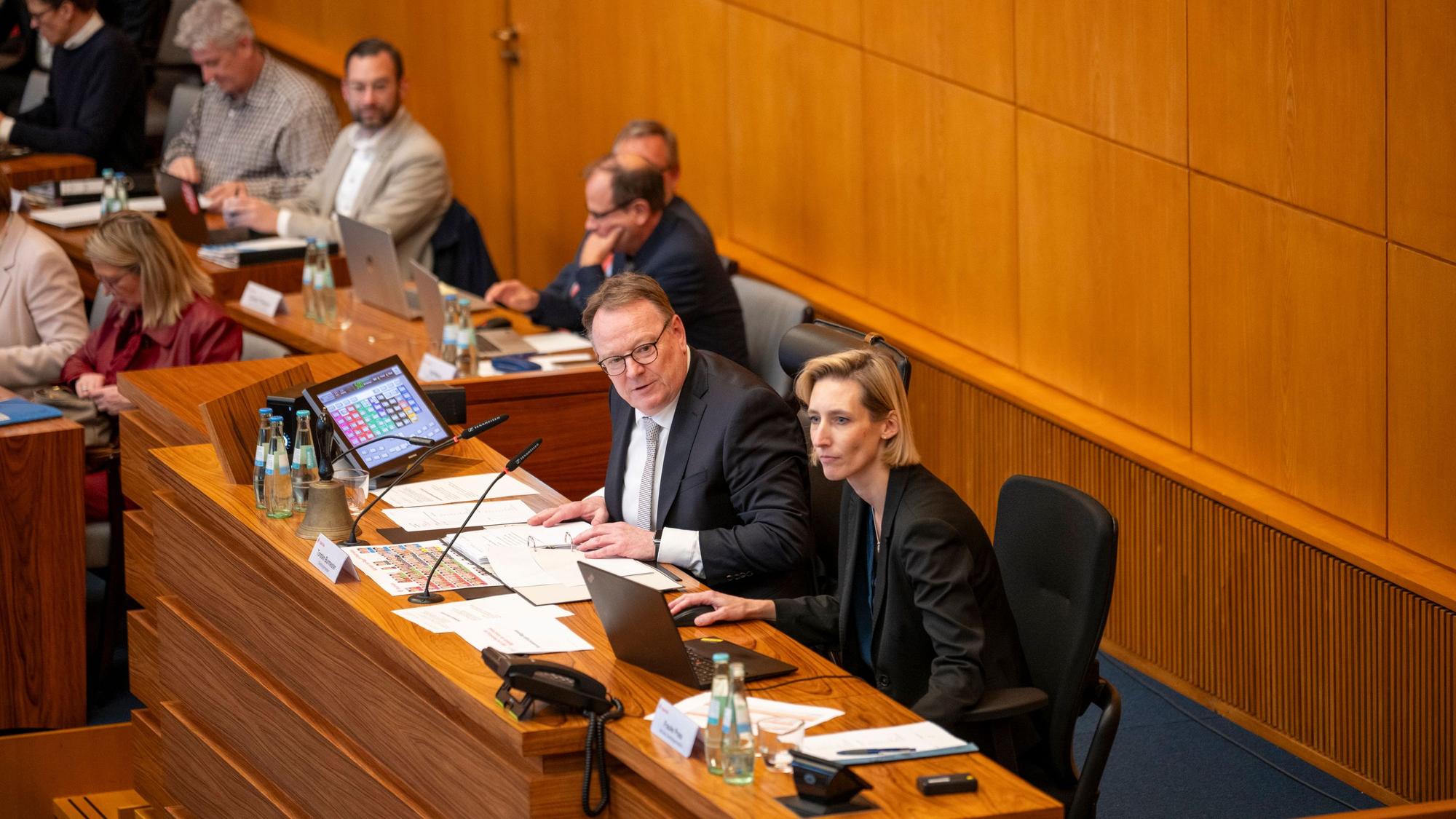 Oberbürgermeisten Torsten Burmester (SPD) leitet die Sitzung des Stadtrates.