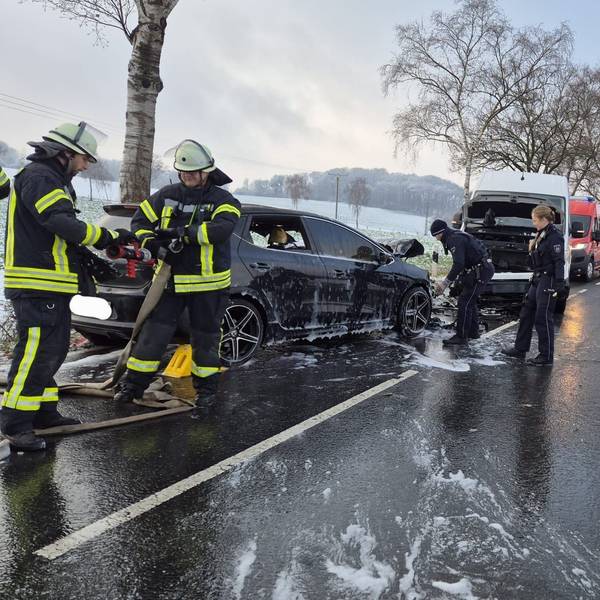 Im Sauerland kollidierte ein Taxibus mit einem entgegenkommenden Pkw.