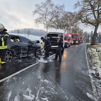 Im Sauerland kollidierte ein Taxibus mit einem entgegenkommenden Pkw.