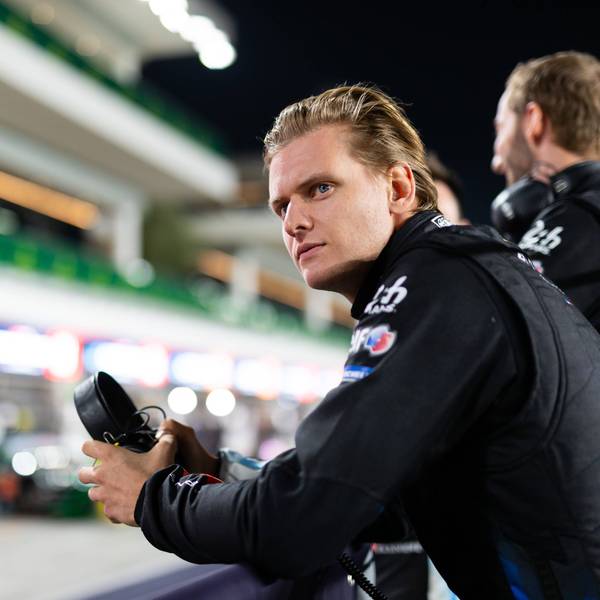 Mick Schumacher steht in der Boxengasse.