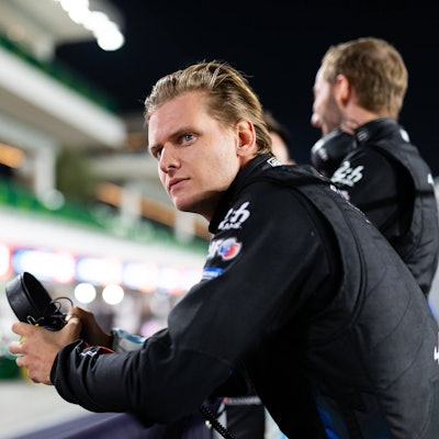 Mick Schumacher steht in der Boxengasse.