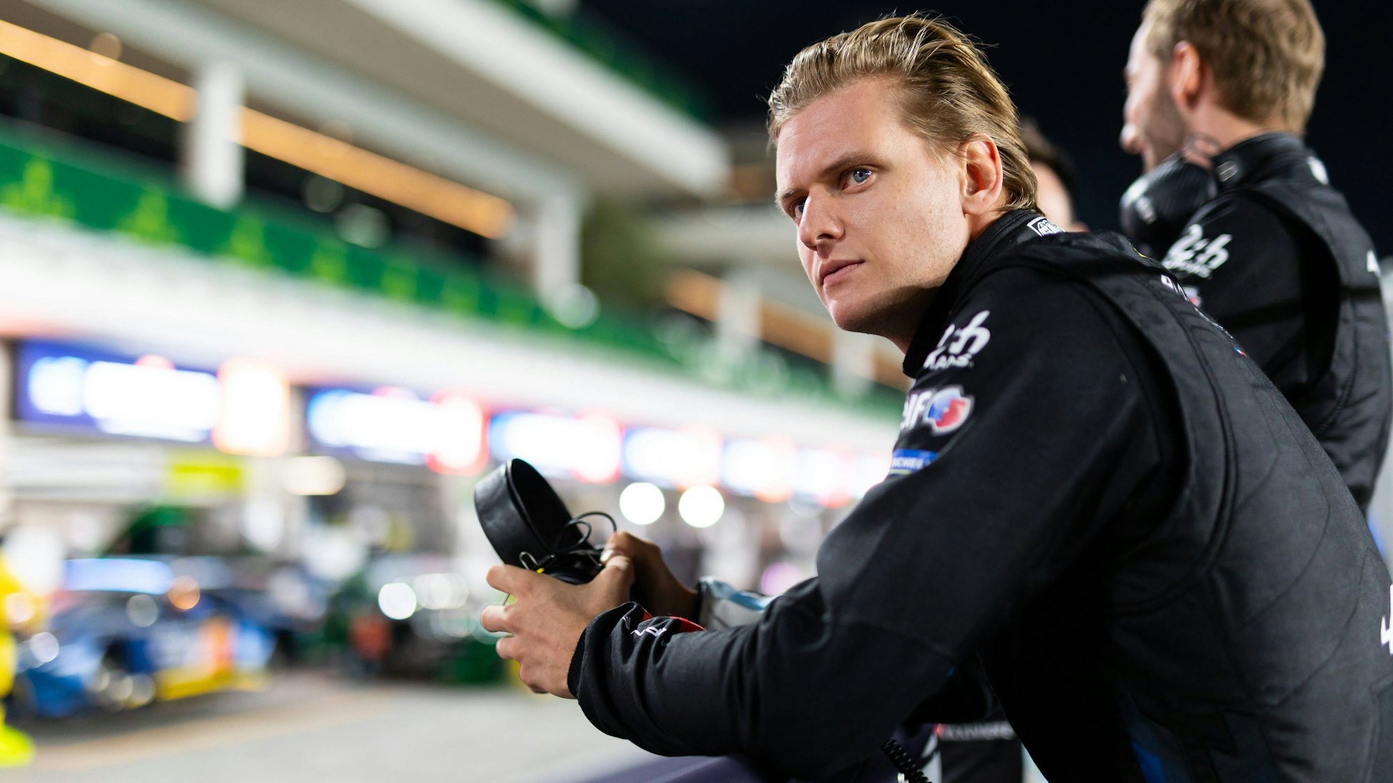 Mick Schumacher steht in der Boxengasse.