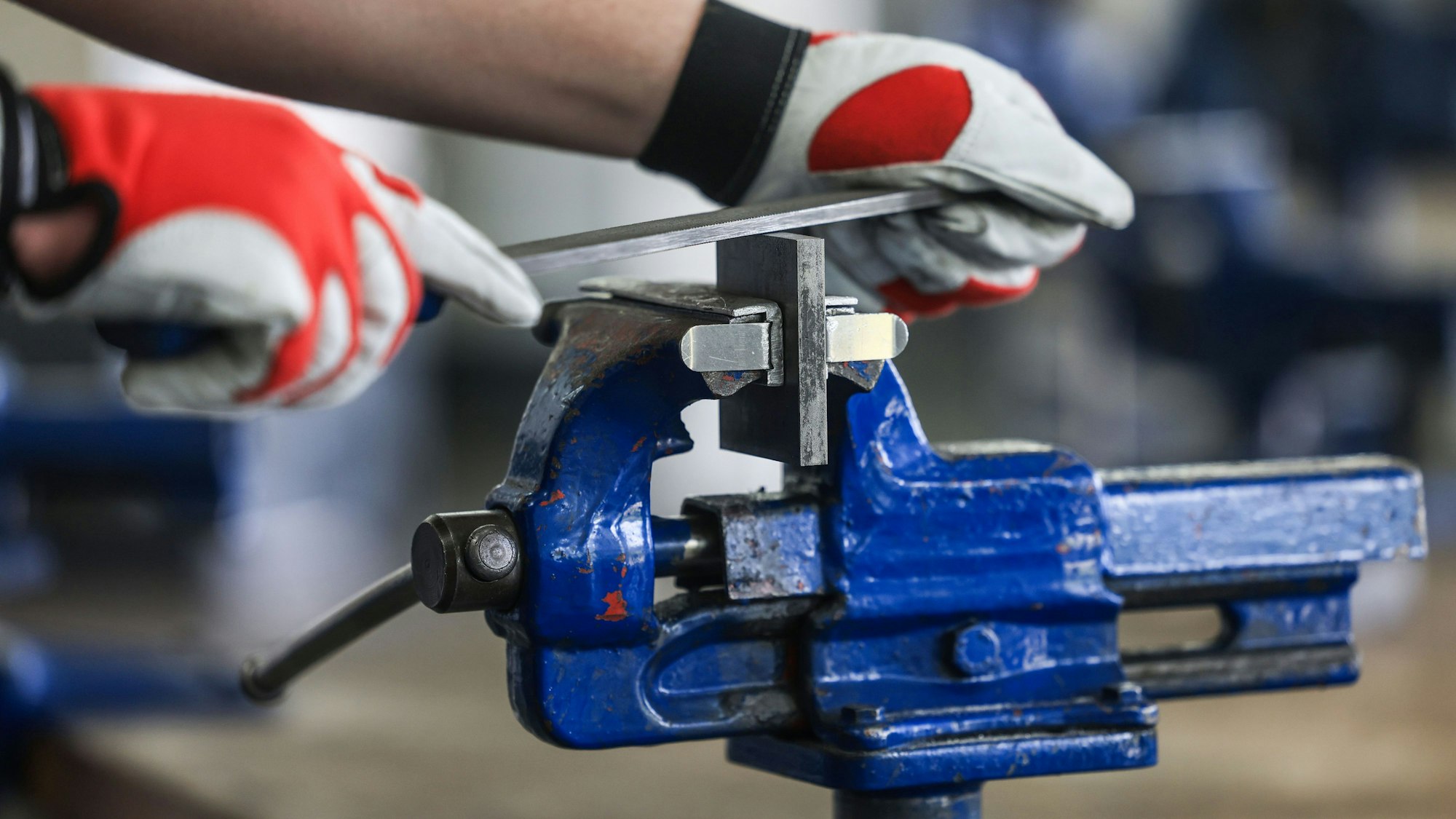 Das Foto zeigt einen Menschen bei der Arbeit.