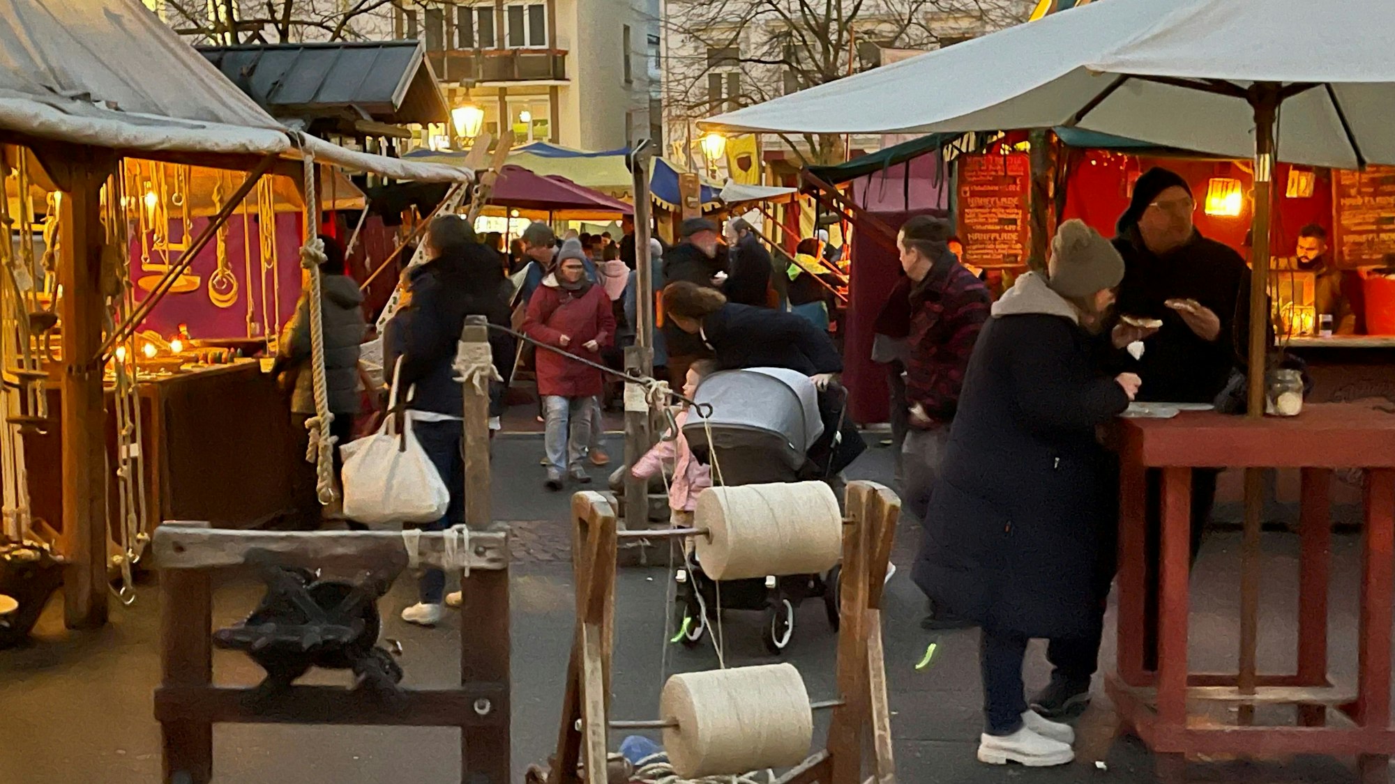 Handwerkskunst, Musik, Gaukler und besondere Leckereien bietet der Mittelaltermarkt in Siegburg bis 22. Dezember.