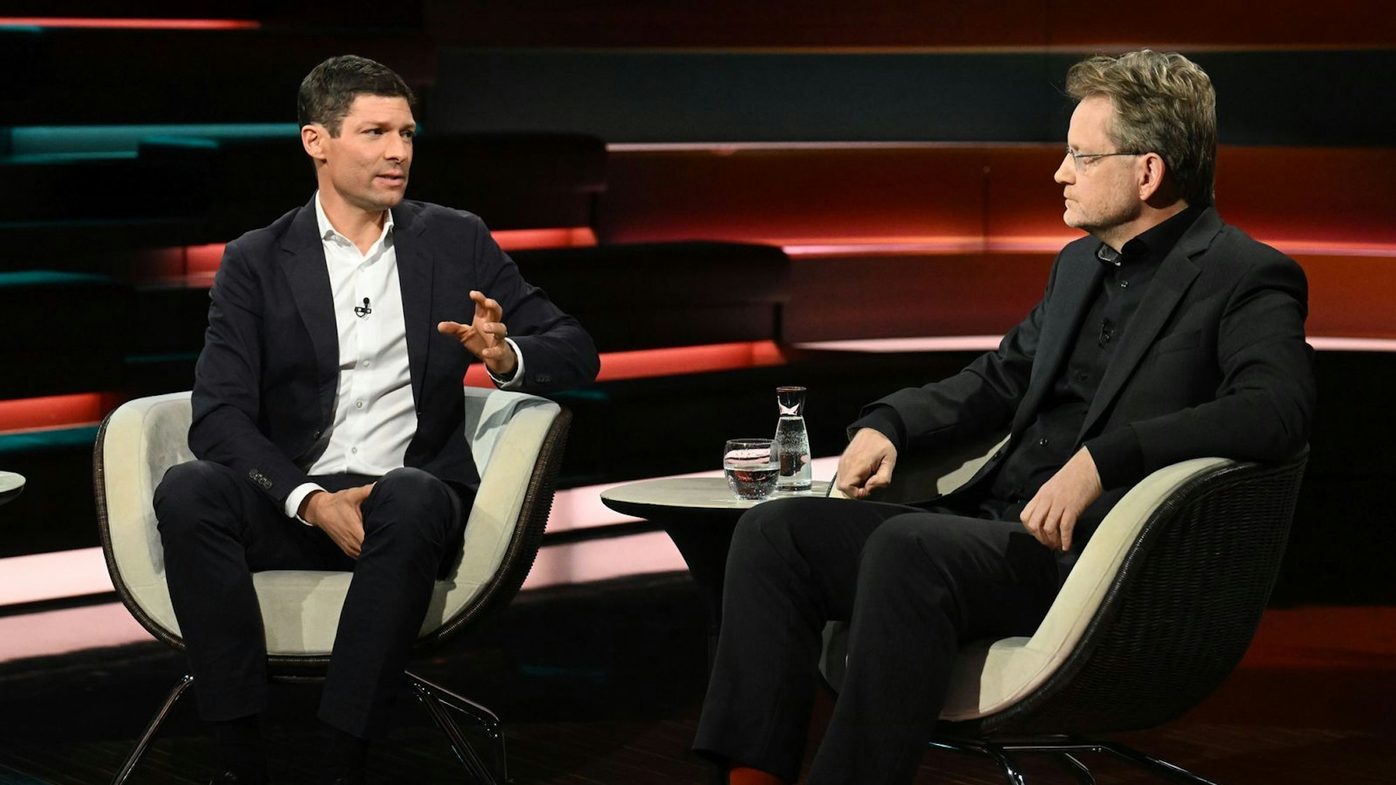 Journalist Ronen Steinke (links, mit Kai Ambos) erklärte am Donnerstagabend, dass er sich Sorgen in Bezug auf die heutige Welt mache. (Bild: ZDF / Cornelia Lehmann)