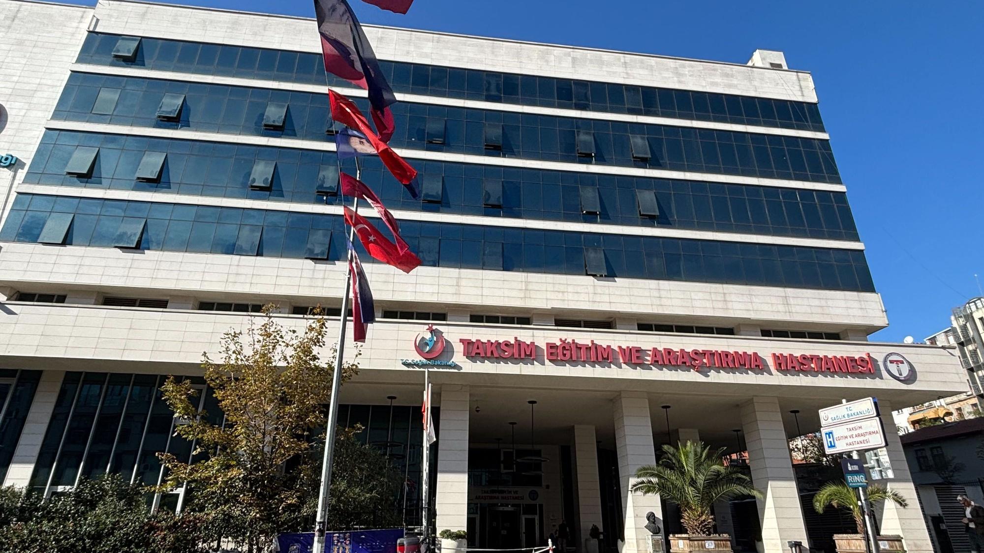 Das Bild zeigt das Taksim-Krankenhaus in Istanbul. Foto: Mirjam Schmitt/dpa