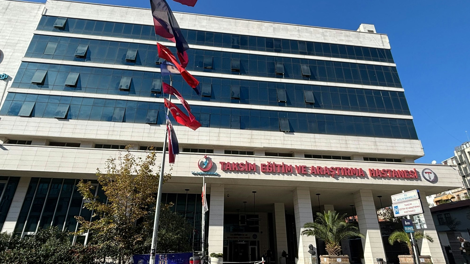 Das Bild zeigt das Taksim-Krankenhaus in Istanbul. Foto: Mirjam Schmitt/dpa