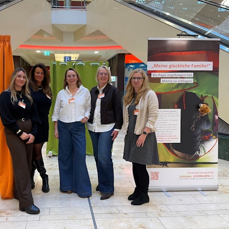 Das Team der Frauenberatungsstelle hat sich die Ausstellung überlegt, die als Nächstes eine Woche in der Sparkasse gezeigt wird.