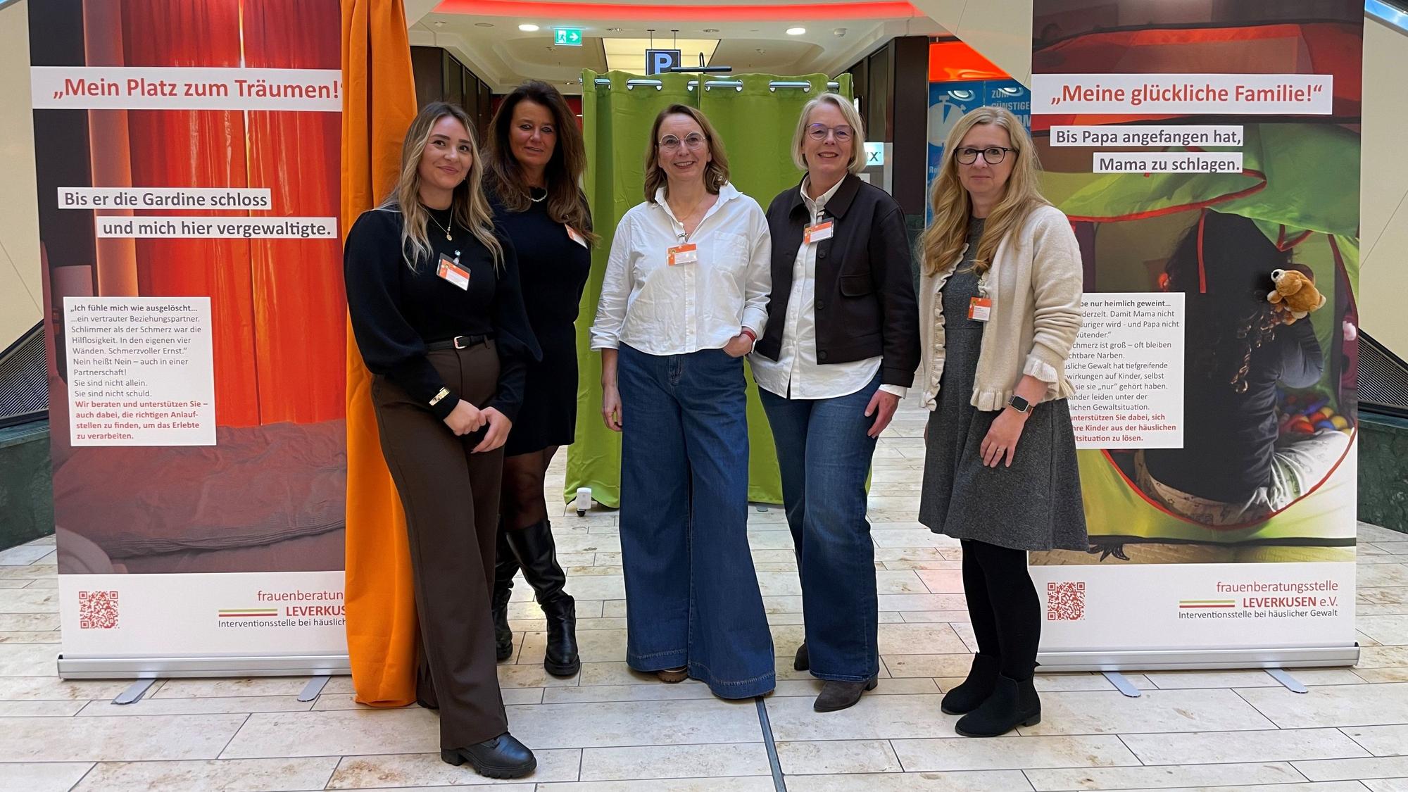 Das Team der Frauenberatungsstelle Leverkusen vor der Ausstellung: Duygu Demet Incekara (1.v.l.), Christiane Gäcke, Alexandra Engel, Annette Witoßek und Katharina Eckhoff vor den Roll-ups