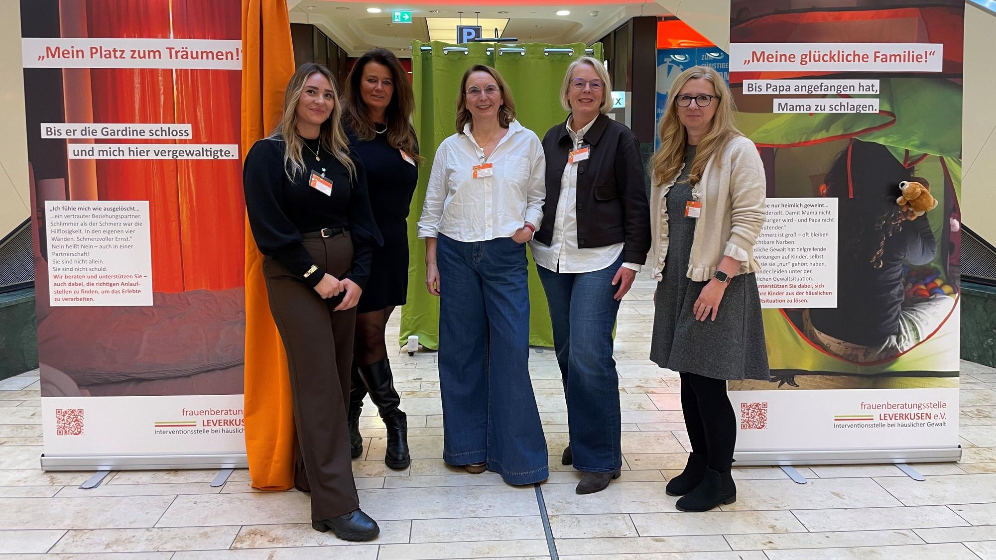 Das Team der Frauenberatungsstelle hat sich die Ausstellung überlegt, die als Nächstes eine Woche in der Sparkasse gezeigt wird.