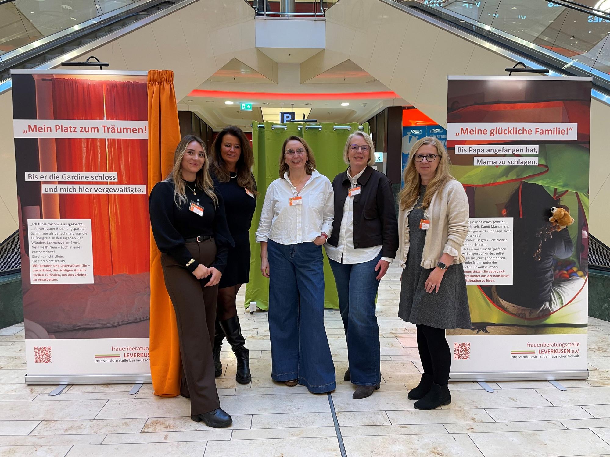 Um vor allem auf das Thema häusliche Gewalt aufmerksam zu machen, hatte ein Team der Frauenberatungsstelle die Wanderausstellung „Blick auf häusliche Gewalt – Hinschauen statt Wegsehen“ auf die Beine gestellt.