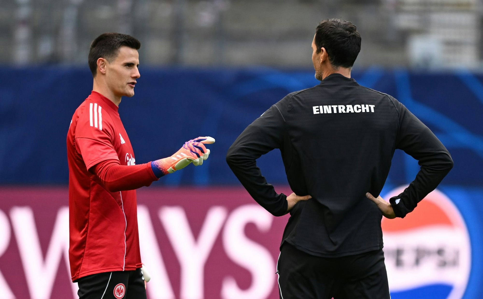 Aus Sicht von Eintracht Frankfurts Trainer Dino Toppmöller (r) ist Michael Zetterer (l) ein Kandidat für die deutsche Fußball-Nationalmannschaft. (Archivbild)
