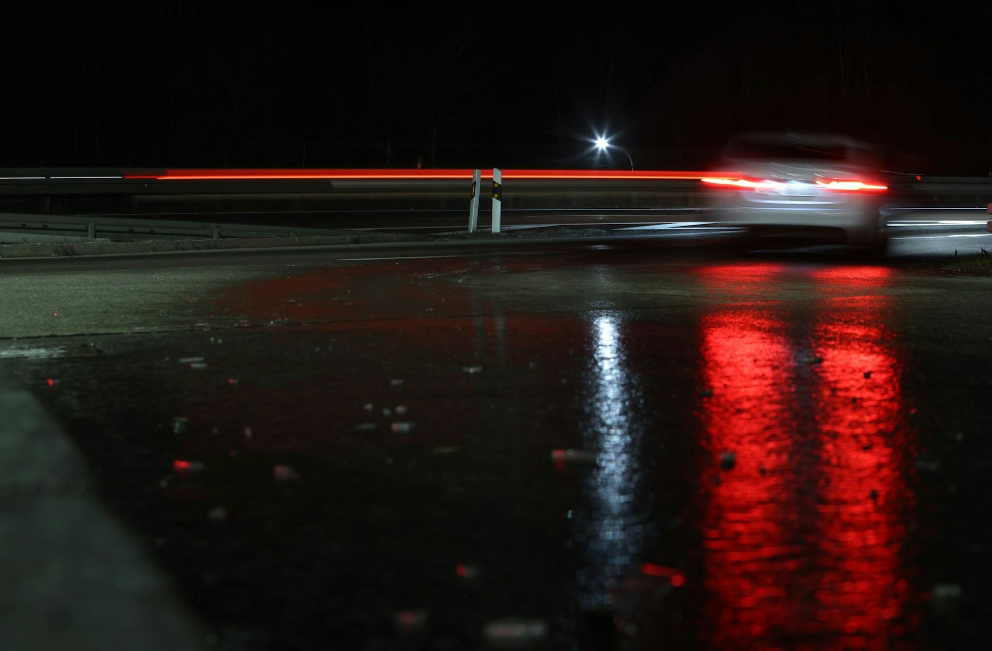 Fünf Fahrzeuge sind auf der A20 durch die glatte Straße verunfallt. (Symbolbild)