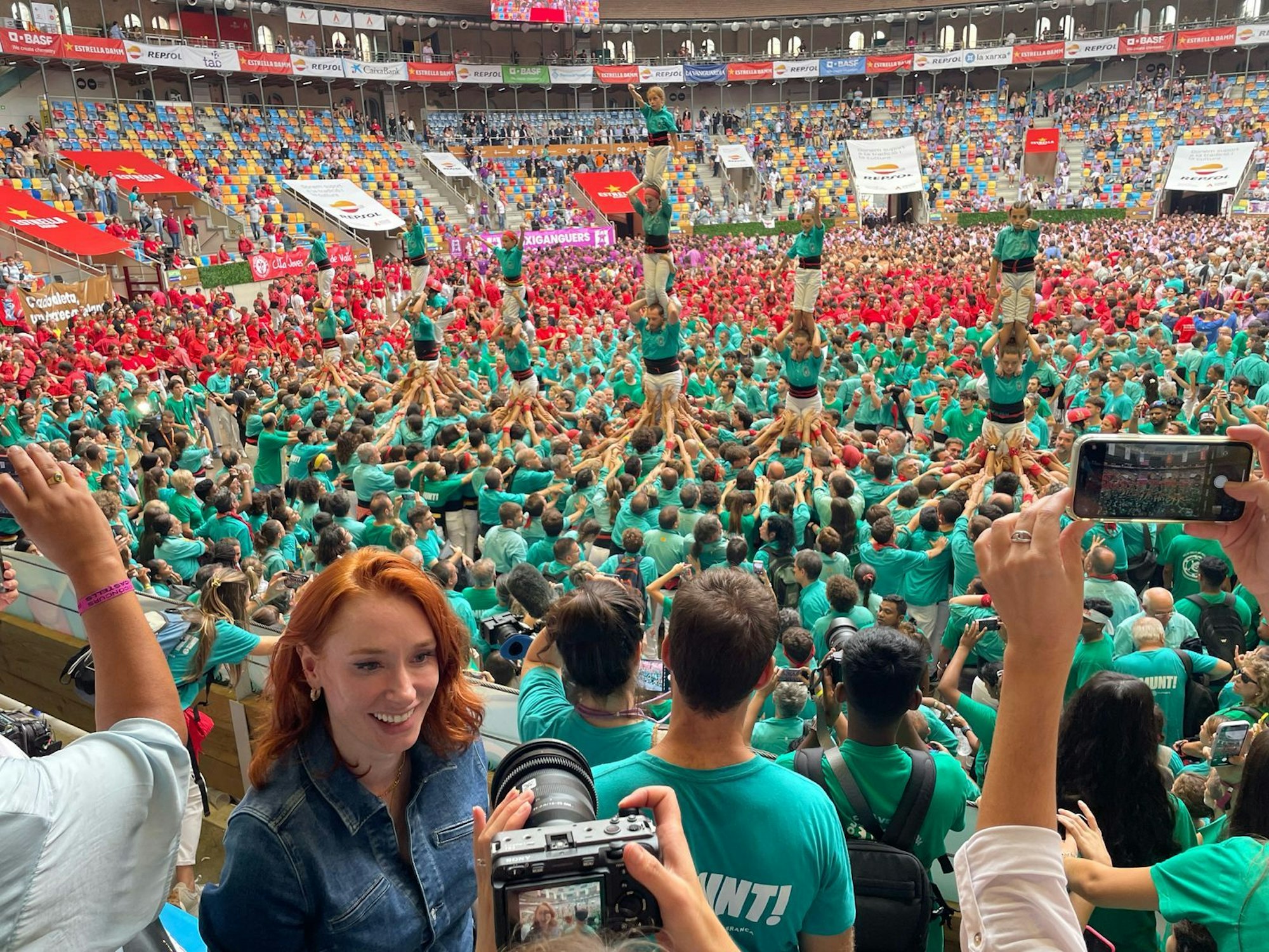 Was steckt hinter diesen Menschen-Türmen? Hannah Fry erklärt die einzigartige Tradition. (Bild: Zinc Television Regions)