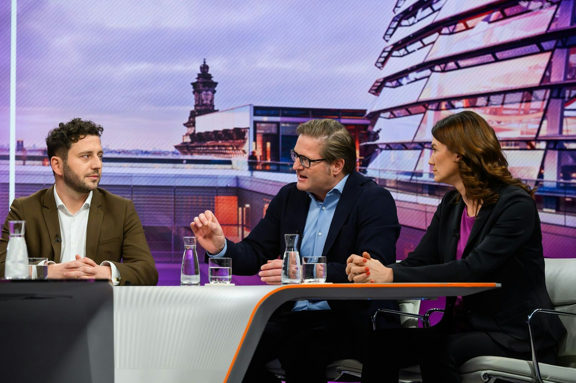 Journalist Michael Bröcker (Mitte) wetterte über die „kleinteilige grüne Politik der letzten Jahre“. (Bild: ZDF/Jule Roehr )