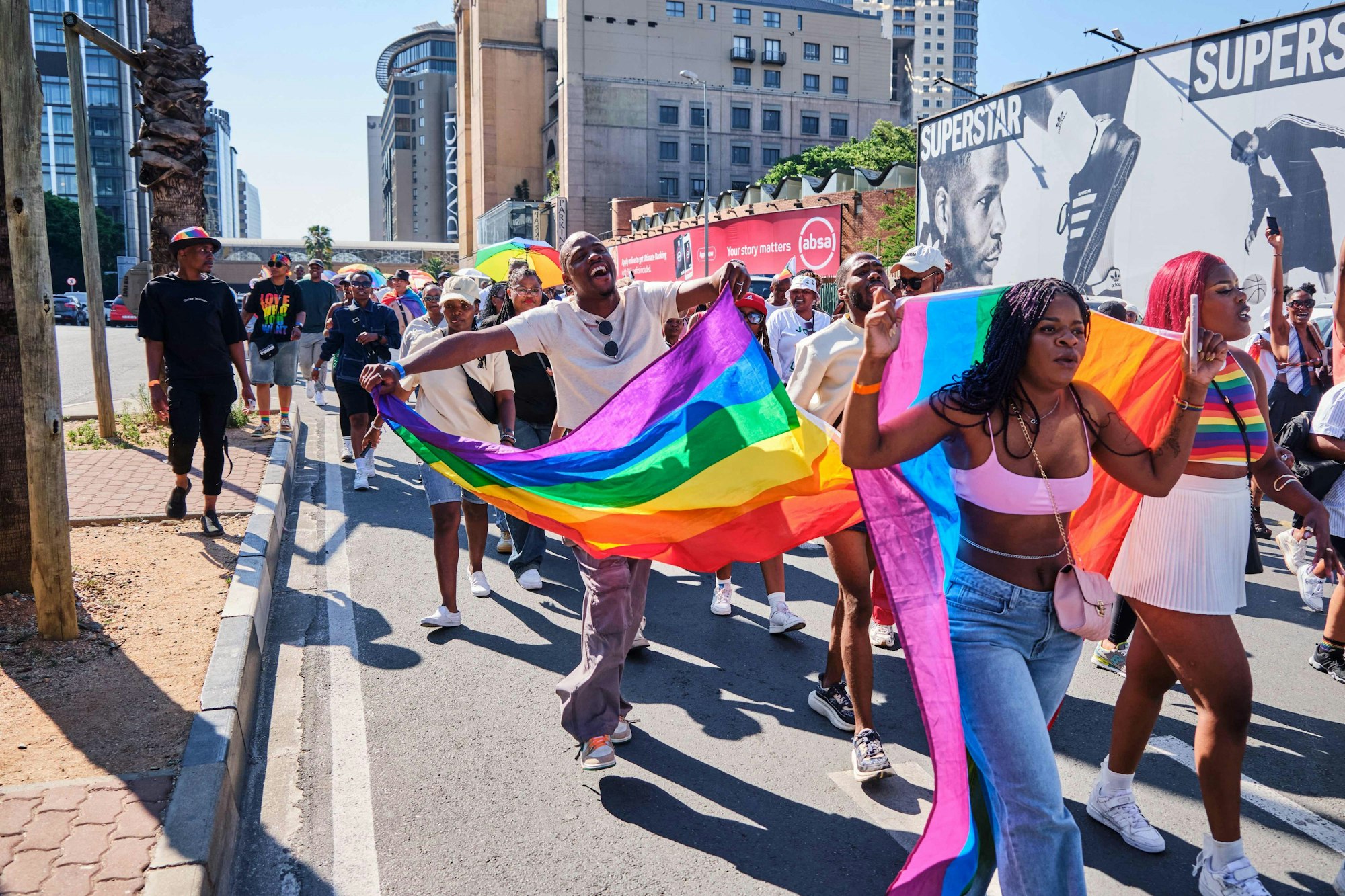 Das Bild zeigt Teilnehmer der Johannesburg Pride am 25. Oktober 2025. Foto: Zinyange Auntony / AFP