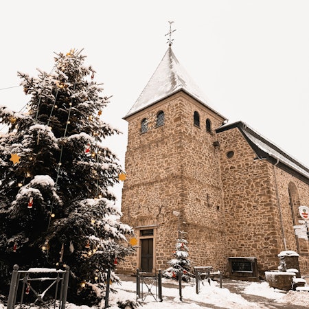 Der große Tannenbaum vor dem "Alten von Berg" ist in jedem Jahr das Zentrum der Adventsfeierlichkeiten in Witzhelden. 30 Bäume werden im Höhendorf aufgestellt und geschmückt.