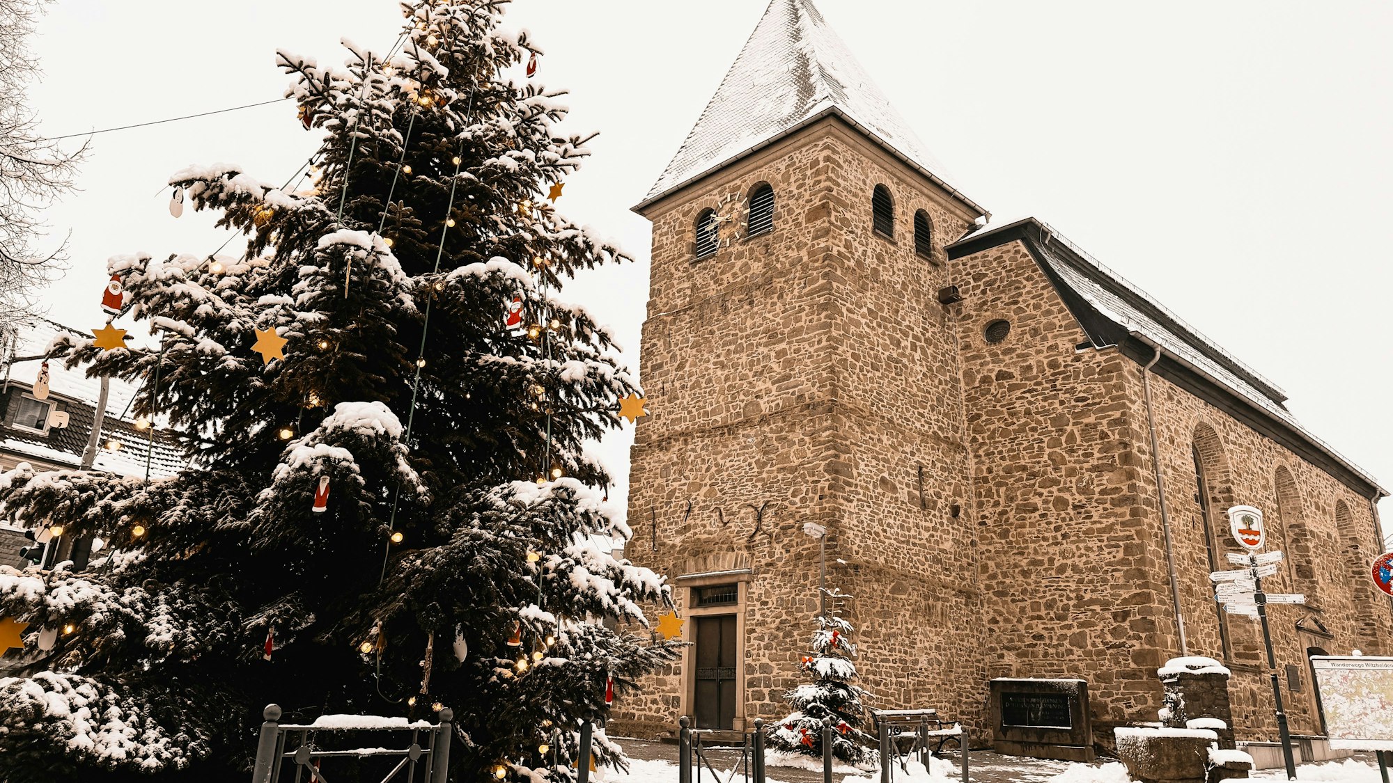 Der große Tannenbaum vor dem "Alten von Berg" ist in jedem Jahr das Zentrum der Adventsfeierlichkeiten in Witzhelden. 30 Bäume werden im Höhendorf aufgestellt und geschmückt.