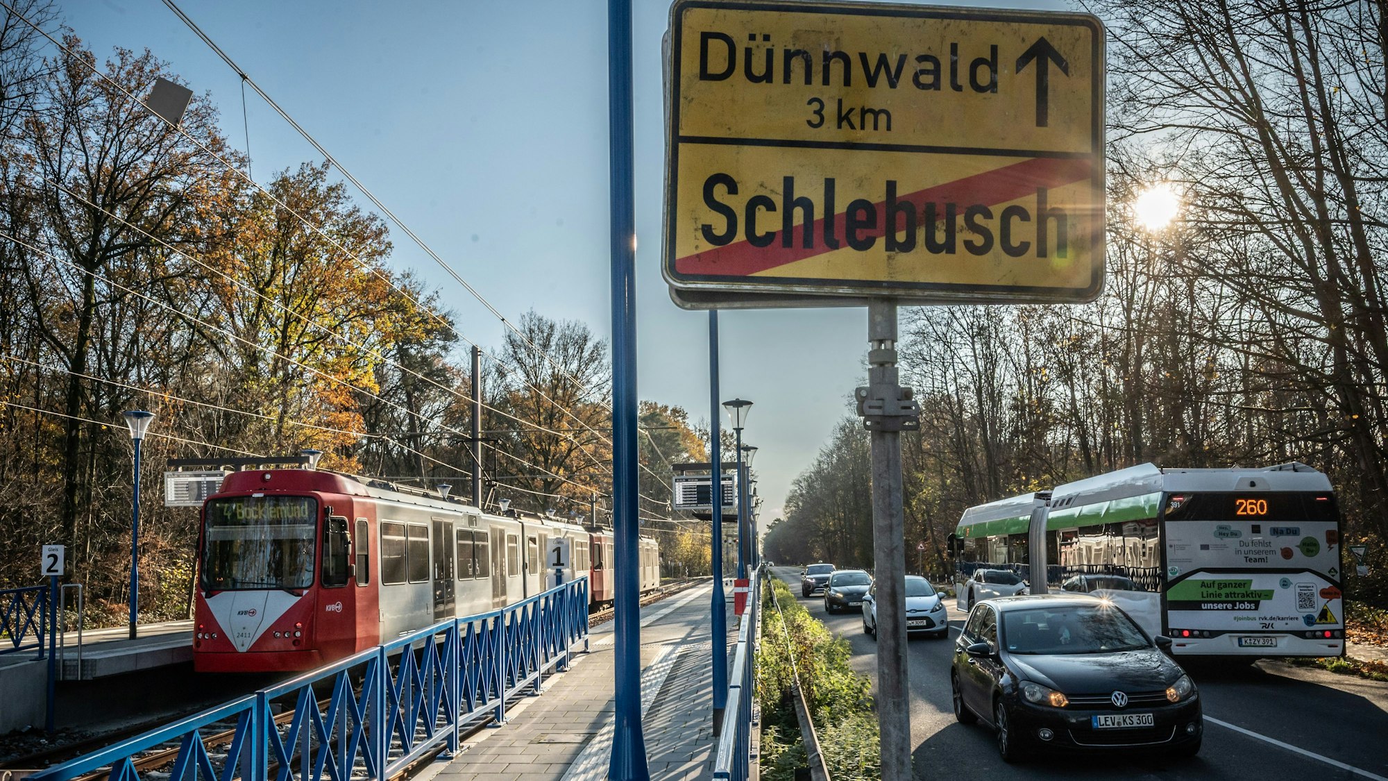 Bushaltestelle Endhaltestelle KVB Linie 4 Schlebusch, Ersatz-Bushaltestelle für die Buslinien 202, 205, SB26 und die 260 Bild: Ralf Krieger