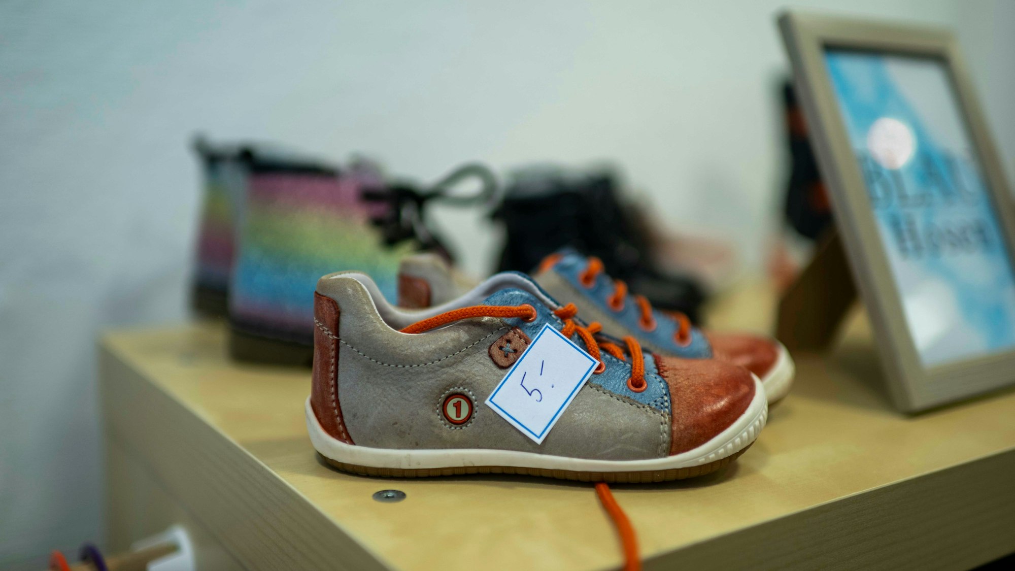 Ein Paar Kinderschuhe wird für fünf Euro angeboten.