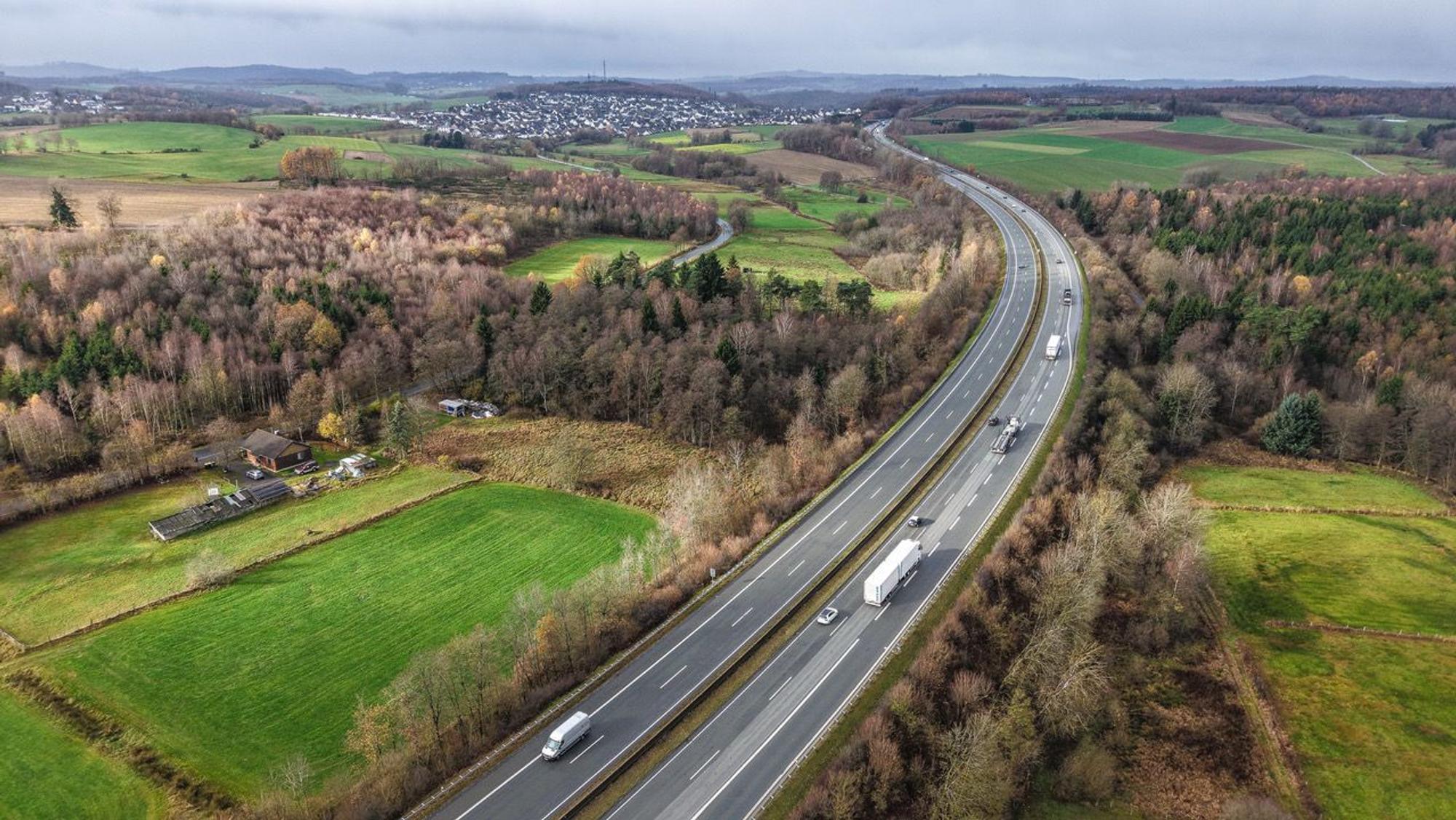 Blick auf die Autobahn 45 in der Nähe von Olpe: Auf diesem Teilstück der A45 wurden in der Nacht zum 17. November die abgetrennten Hände einer Frau gefunden.