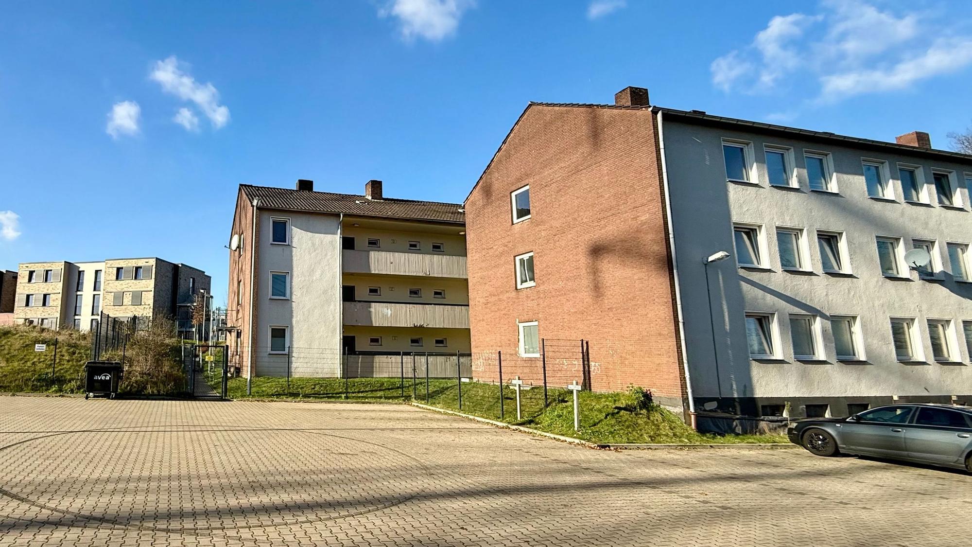 Die beiden Altbauten in der Unterkunft für Geflüchtete an der Sandstraße müssen dringend saniert werden.