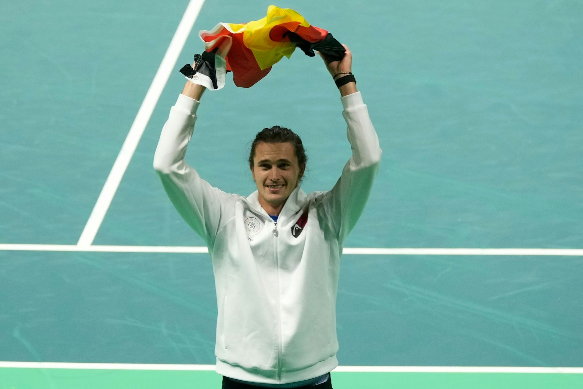 Zverev jubelte mit Deutschland-Fahne über den Viertelfinalsieg gegen Argentinien.
