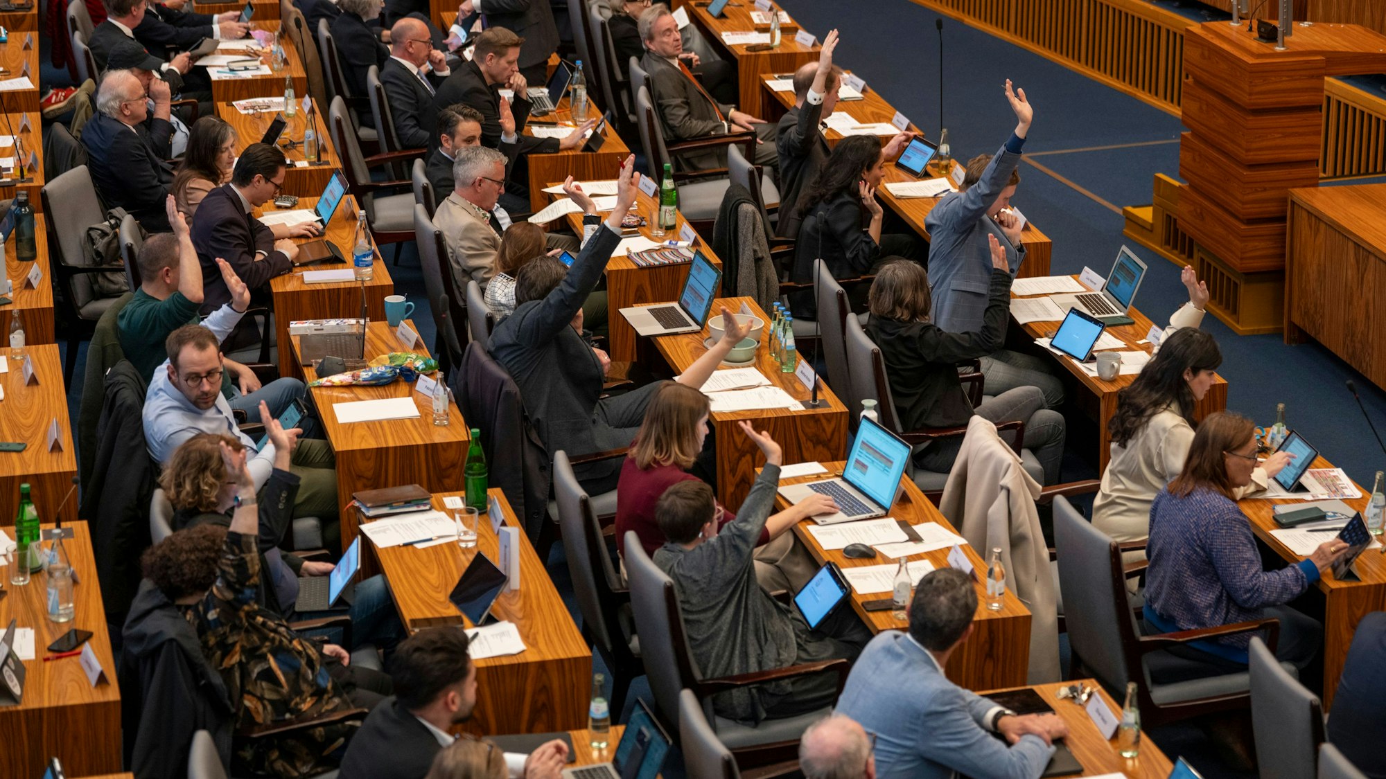 13.11.2025, Köln: Im Ratsaal findet eine Sitzung des Stadtrats statt. Foto: Uwe Weiser