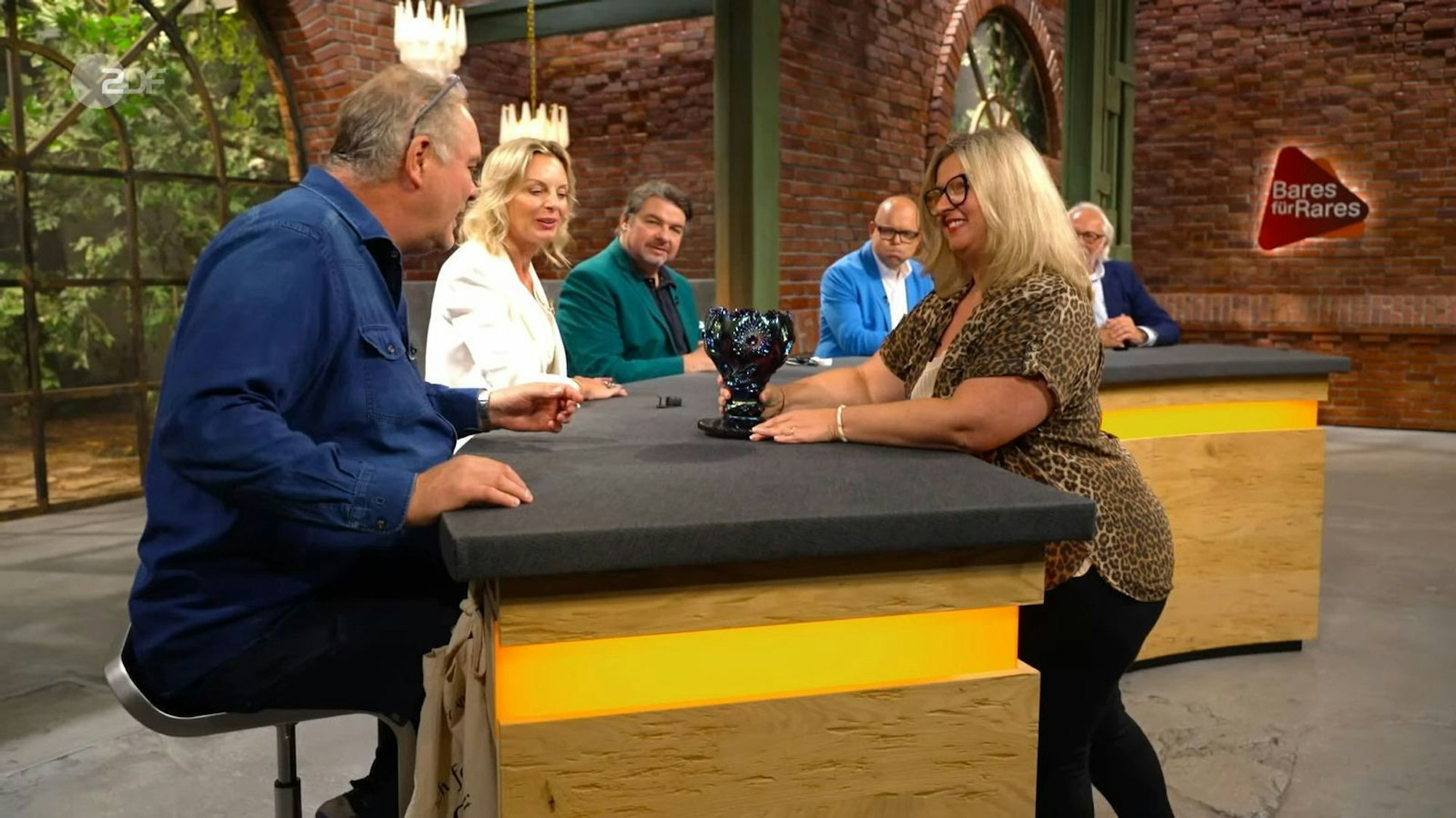 „Das nenne ich mal einen Pokal!“, ließ sich Walter Lehnertz (links) vom Glanz blenden. Einig wurden sich die Händler mit der Verkäuferin aber nicht. (Bild: ZDF)