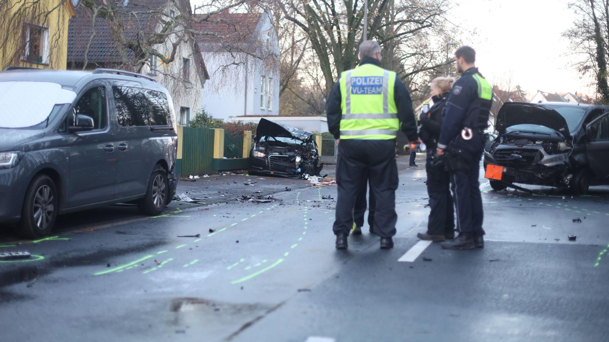 Nach einem Überholmanöver sind zwei Fahrzeuge frontal zusammengestoßen.