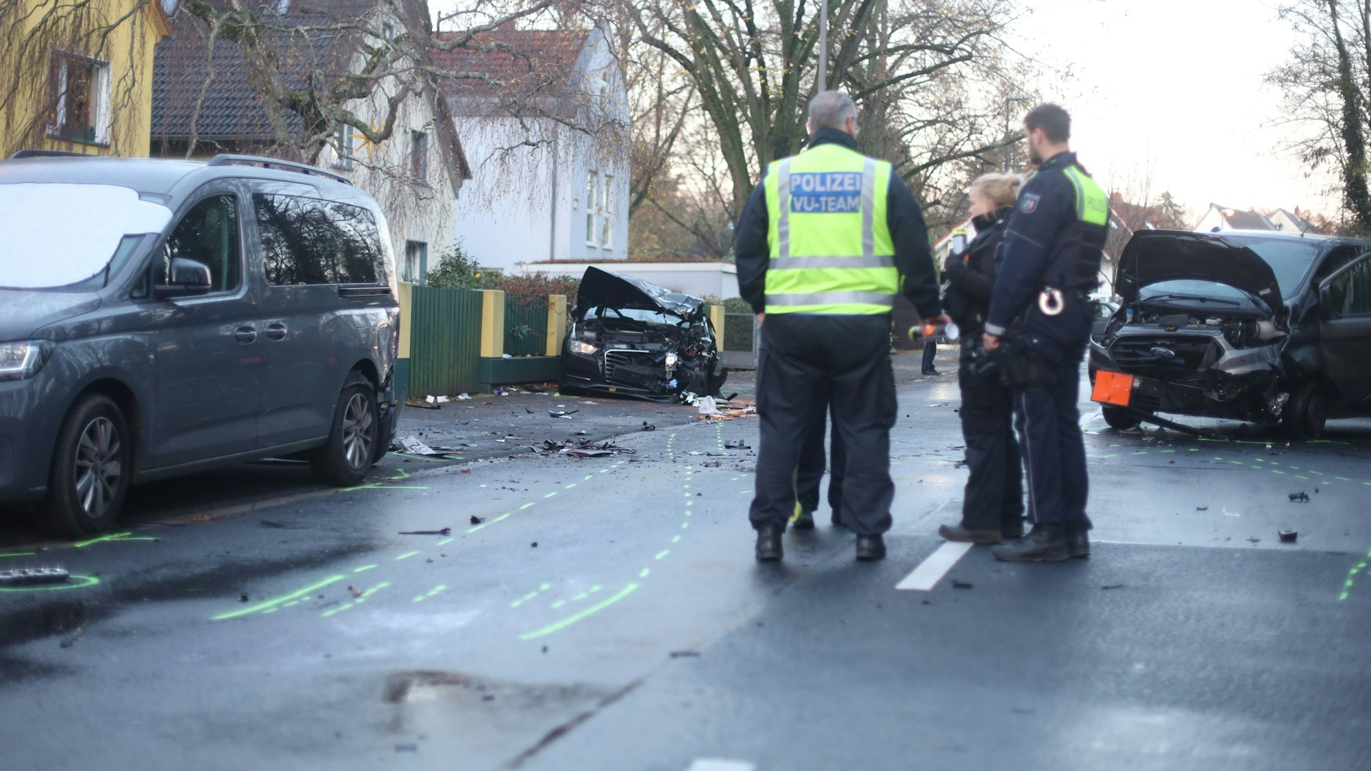 Nach einem Überholmanöver sind zwei Fahrzeuge frontal zusammengestoßen.