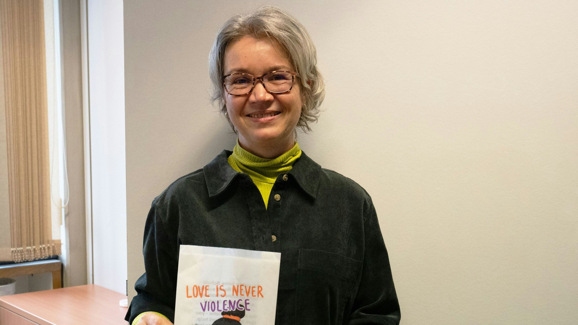 Gleichstellungsbeauftragte Nadja Kischka-Wellhäußer mit einer Aktions-Brottüte.