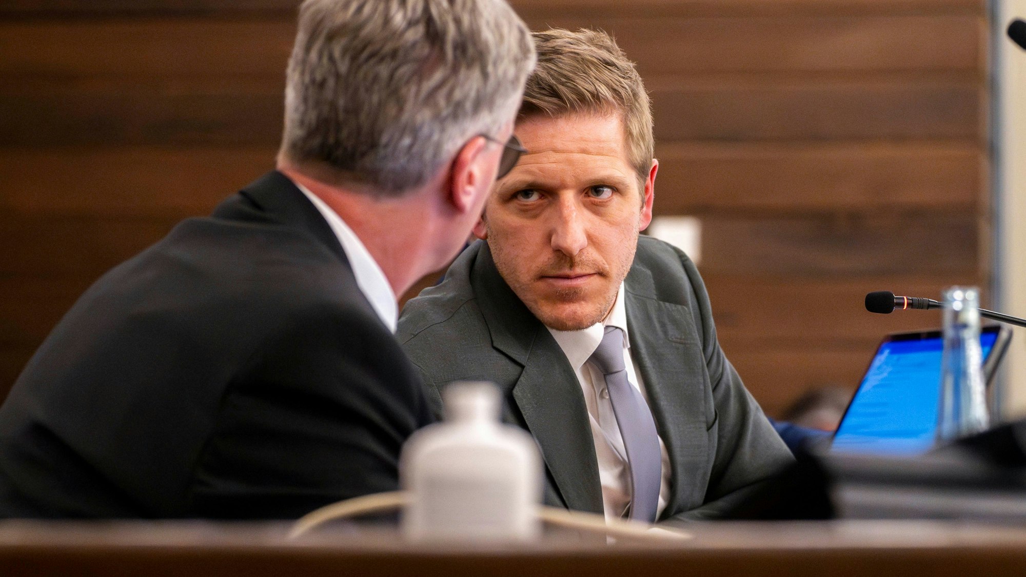 Markus Ramers und Achim Blindert stecken die Köpfe zusammen.