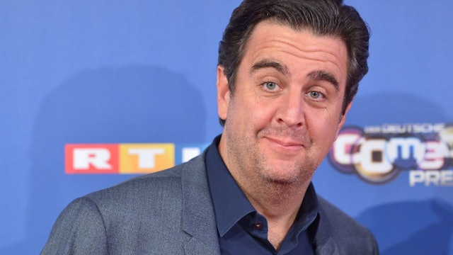 Bastian Pastewka erklärt, was ihn an Kai Pflaumes Moderation stört. (Bild: 2018 Getty Images/Michael Gottschalk)