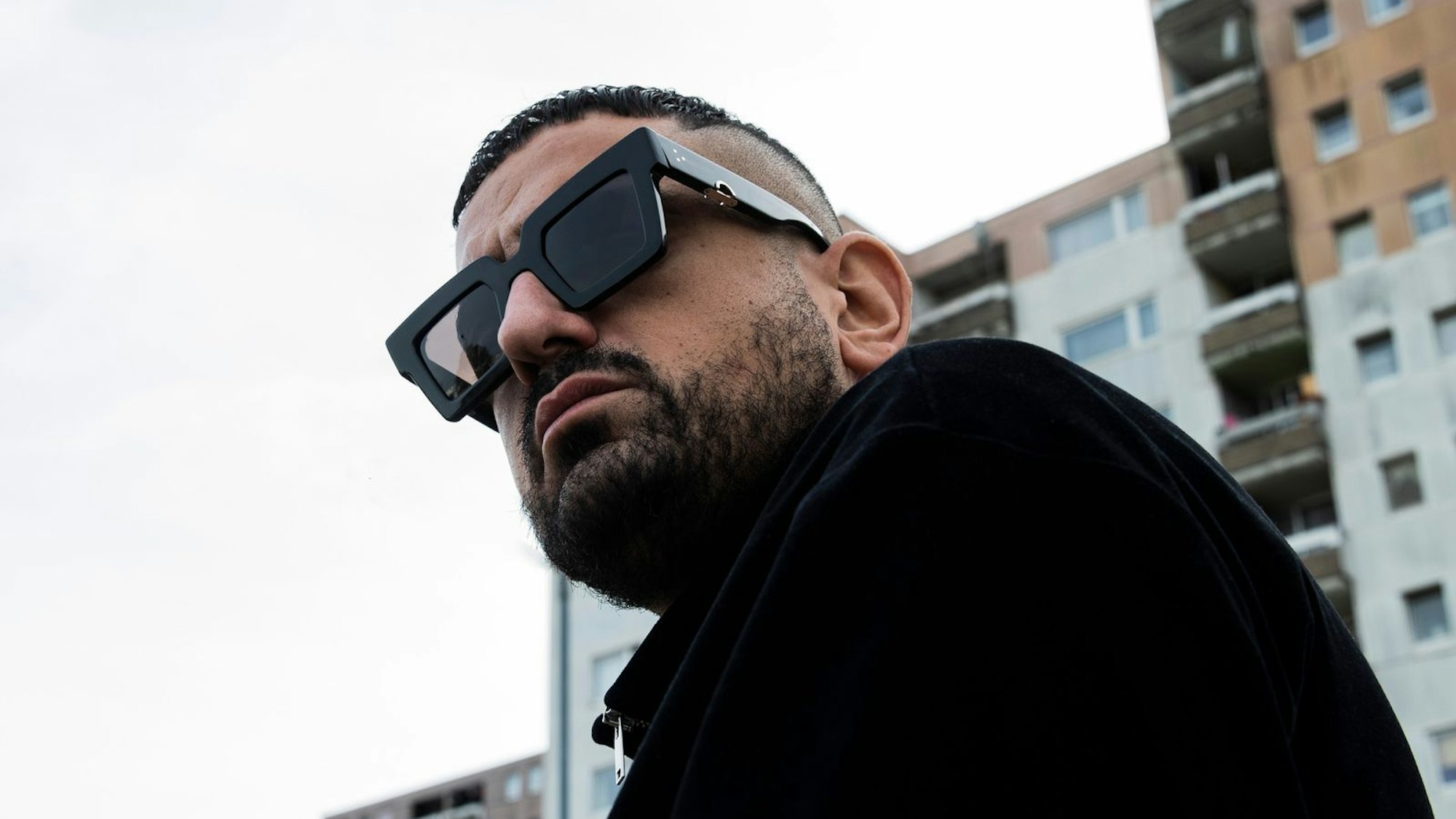 Nach der gefeierten „Babo“-Doku bei Netflix präsentiert Haftbefehl jetzt auch neue Musik: die türkische Single „Dünya Garip“. (Bild: Tarek Mawad)