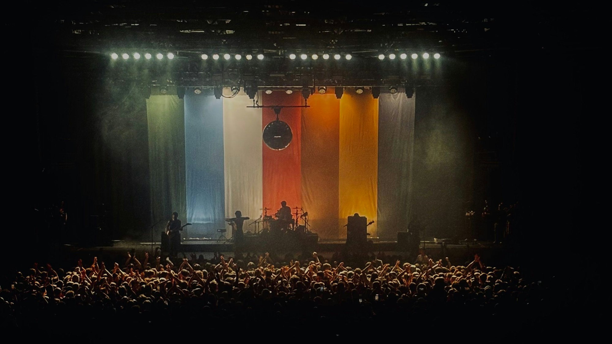 Das Bild zeigt ein Konzert der Band Turnstile in Düsseldorf. Foto: Kevin Goonewardena